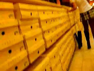 Huấn luyện viên bóng đá giả cho phim xec nhat moi một cầu thủ tuổi teen luyện tập đúng cách