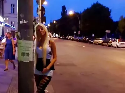 Cô gái trẻ tóc vàng chia sẻ chỗ phồng cứng của BF với mẹ sec nhat moi kế châu Á