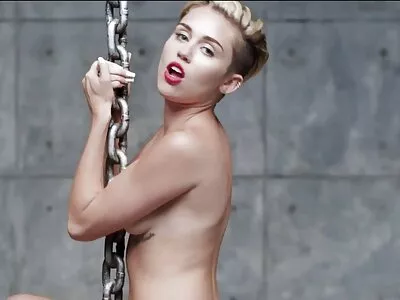 Sau khi cô ấy hút anh ta, sex nhat ban khong che moi nhat anh ta rất vui khi được đáp lại một ân huệ