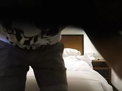 Người đàn ông phá vỡ cô gái đít phim sét nhật bản mới nhất với vòi nước và cô gái giúp với hình xăm tay