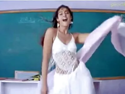 Người trông trẻ nhỏ phim set nhat ban moi bé sẵn sàng làm mọi thứ để giữ công việc của mình được an toàn